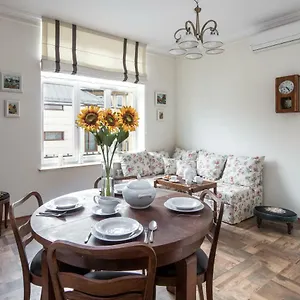 Cheerful Air Conditioned With Mezzanine And Parking - Old Town Apartmán